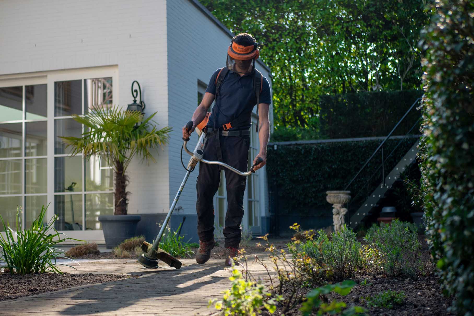 gardener-tools-stihl-house-whipper-snipper